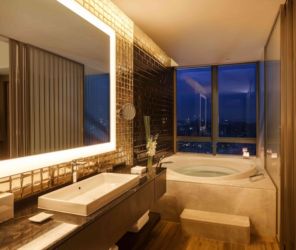 Superior King Room (Large Round Bathtub)