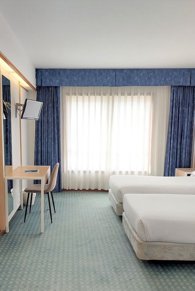 Standard Twin Room - Photo 10