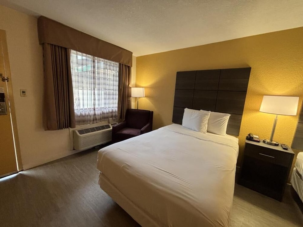 Suite, Accessible Bathtub, Non Smoking (1 Full Bed, Mobility) photo 1