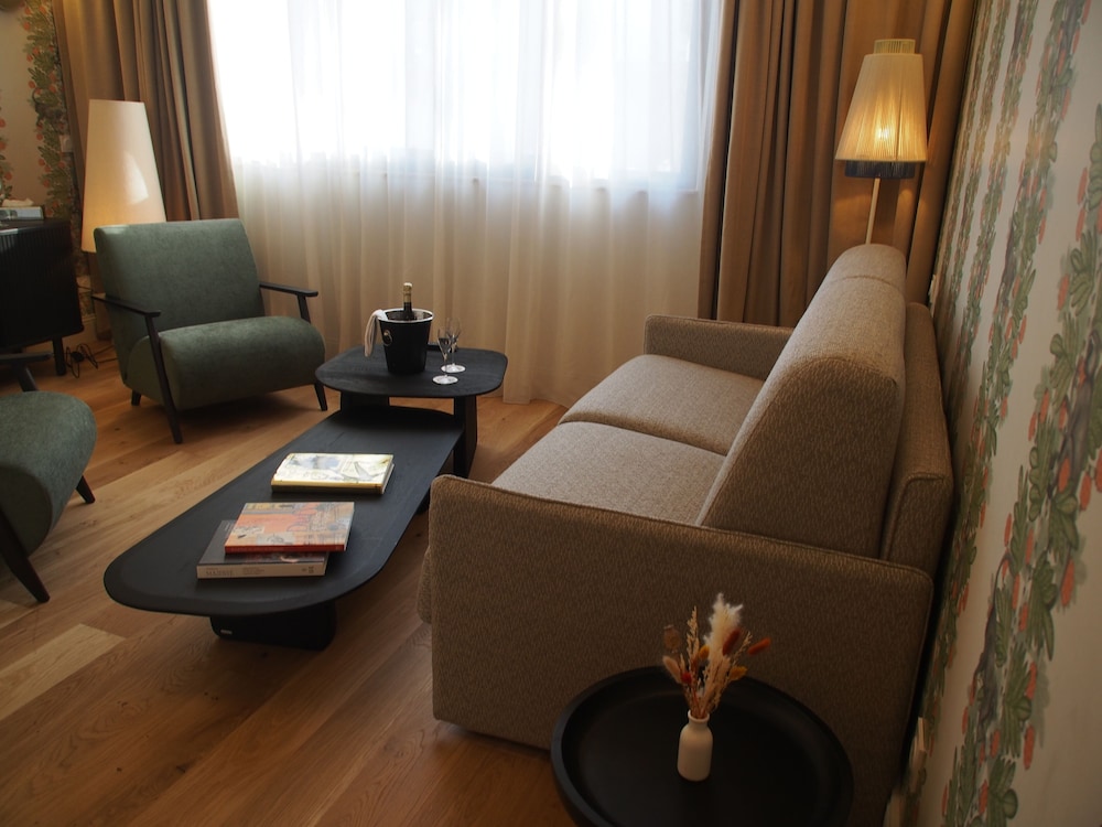 Superior Suite, 1 Queen Bed with Sofa bed - Photo 5