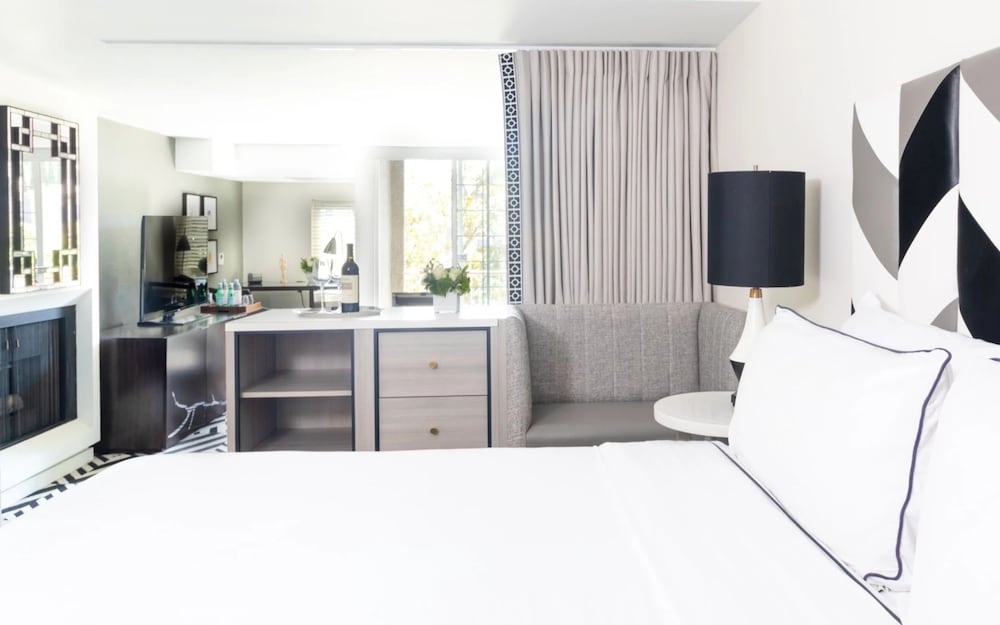 Signature Suite, 1 King Bed, Balcony (Top Floor)