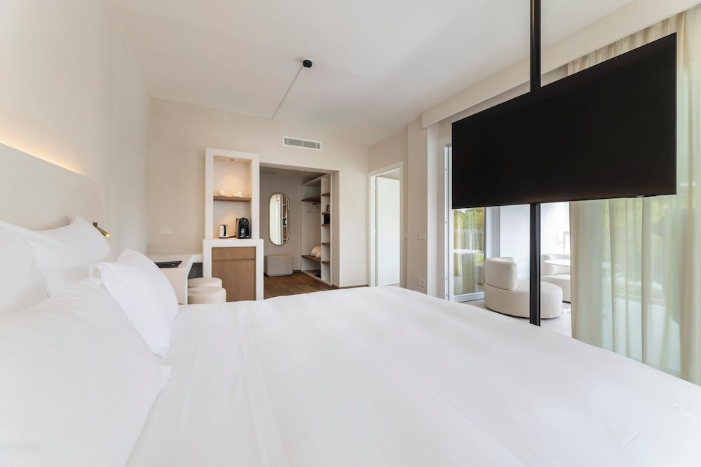 Junior Suite, Hot Tub - Photo 10