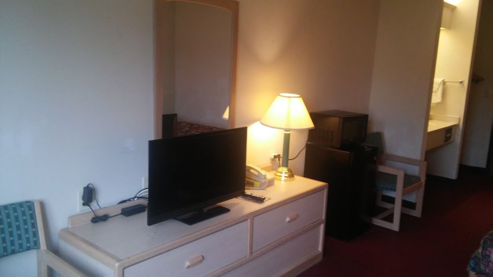 Standard Room, 2 Queen Beds, Non Smoking - Photo 10