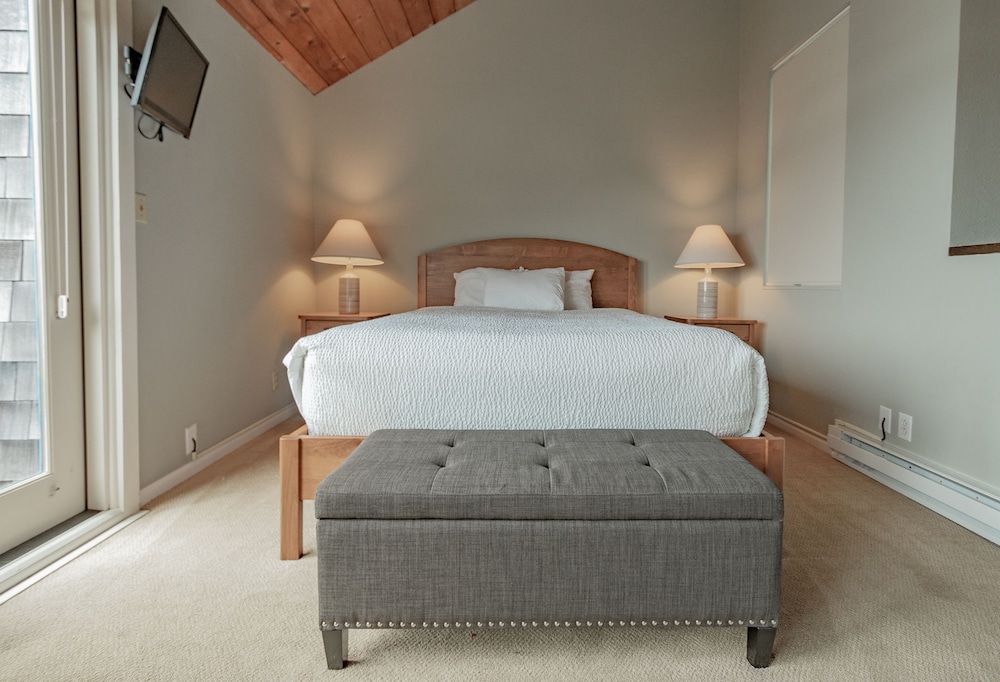 Deluxe Room, 1 Queen Bed, Bay View photo 3