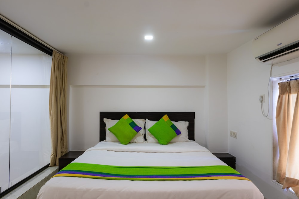 Deluxe Room - Photo 12