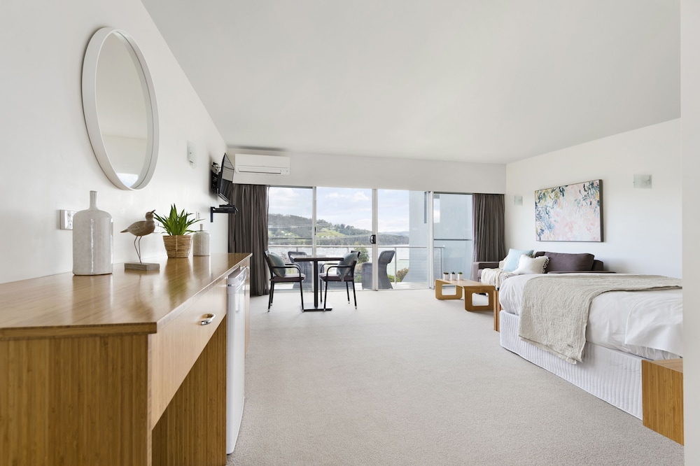 Studio, 1 Queen Bed, Balcony, Marina View (1)