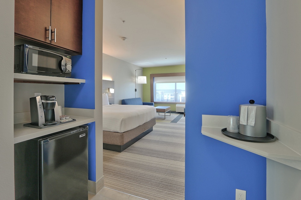Suite, 1 King Bed, Accessible (Hearing) photo 3