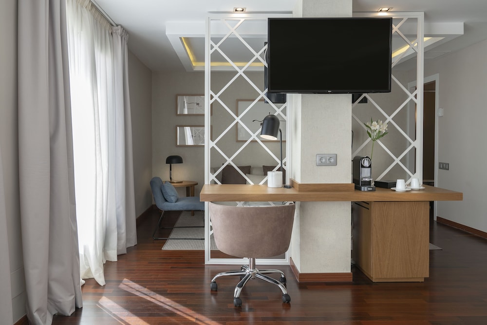 Junior suite double or twin room thumbnail 6