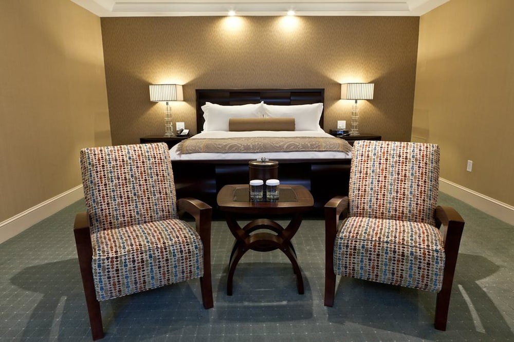 Suite (Charles Towne Boutique) photo 2