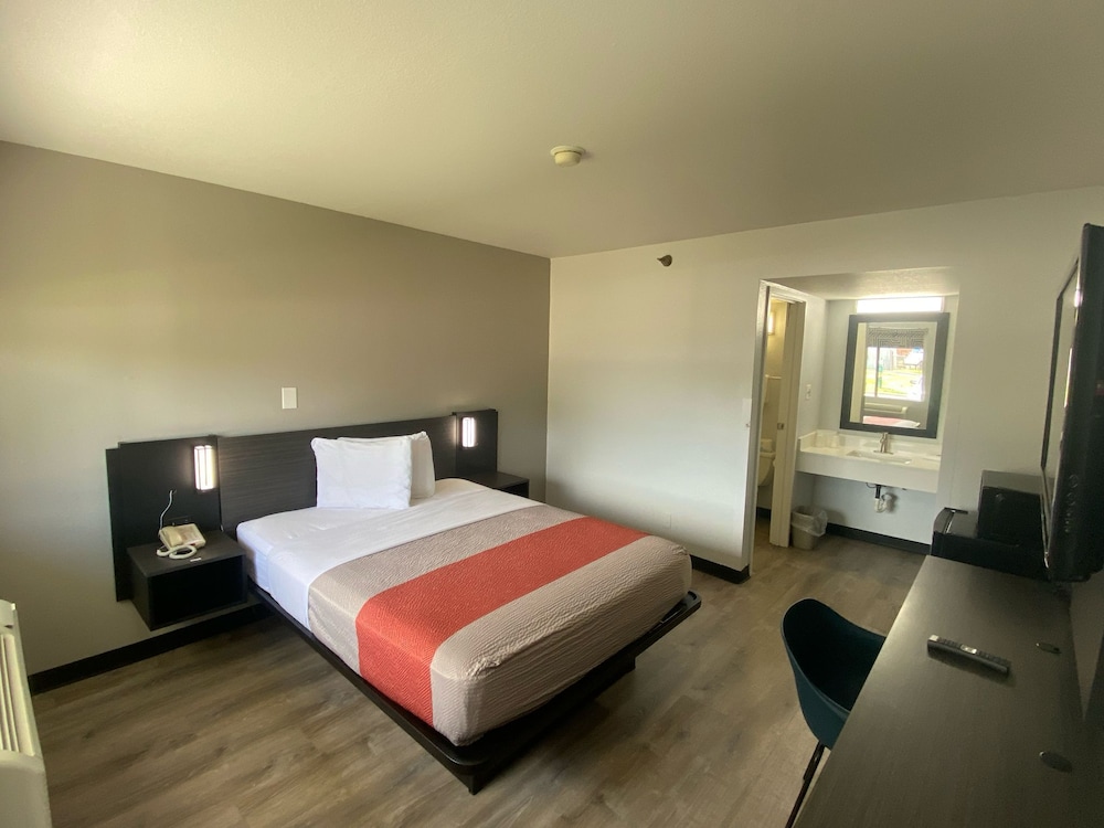 Deluxe Room, 1 Queen Bed, Refrigerator & Microwave, Pool View photo 3
