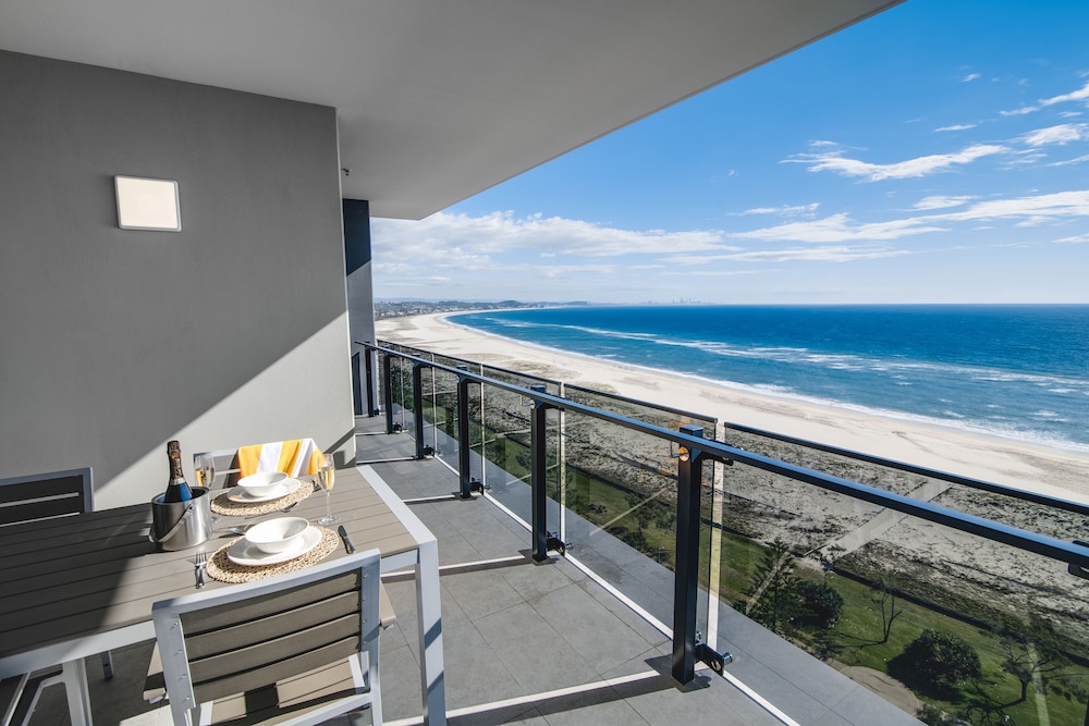 Three Bedroom Oceanfront View Apartment (High Floor)