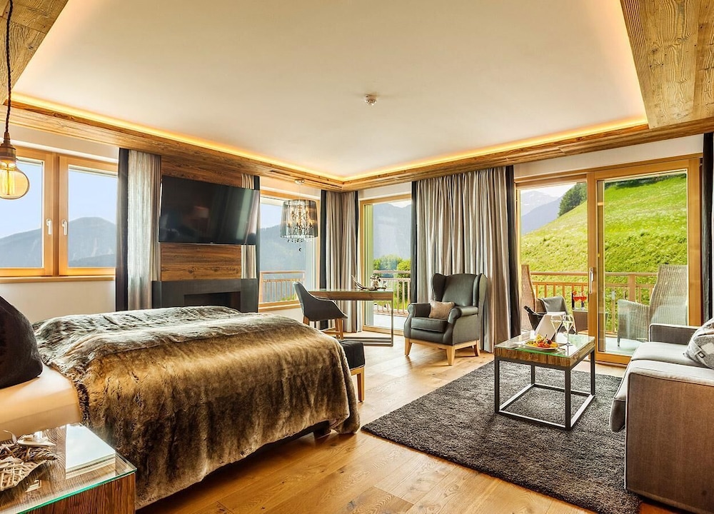 Deluxe Suite, Balcony, Mountain View photo 1
