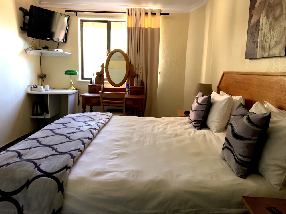 Room (E) photo 2