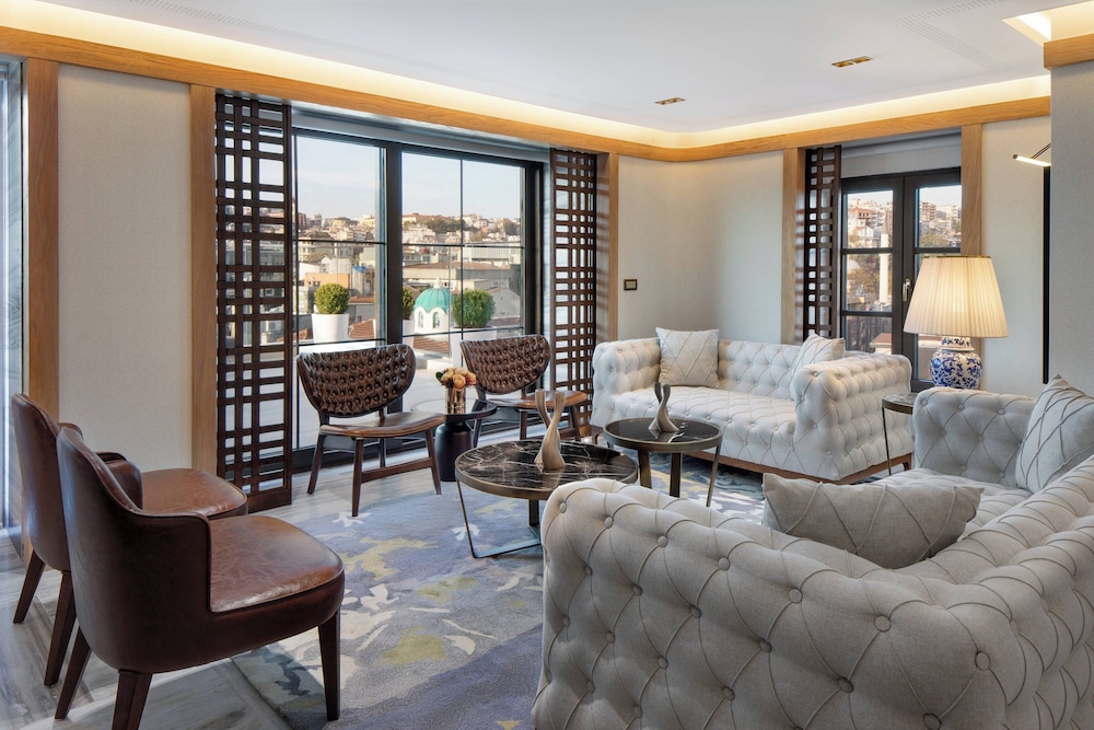 Royal Suite, 1 Bedroom, Terrace thumbnail 6