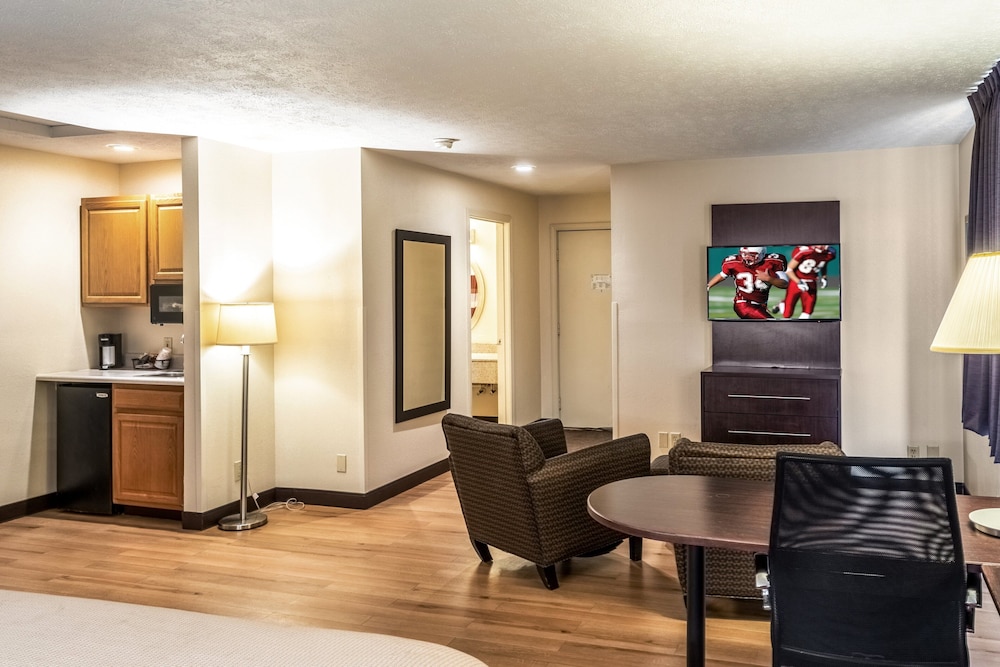 Suite, 1 King Bed, Non Smoking, Hot Tub - Photo 6