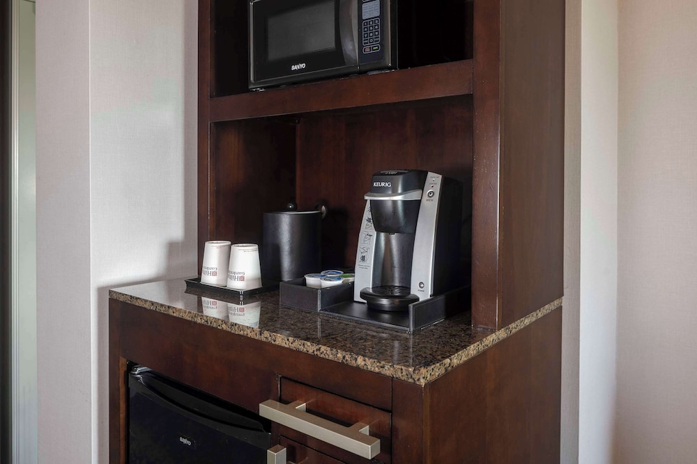 Room, 1 King Bed (With Drinks-Snacks) - Photo 4