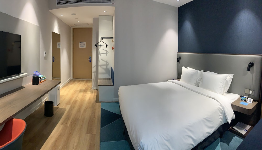 Standard Room, 1 King Bed, Garden View (Minifridge) thumbnail 6
