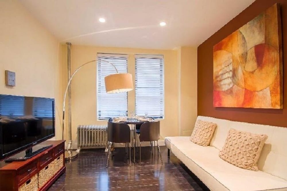 City Apartment, 2 Bedrooms photo 2