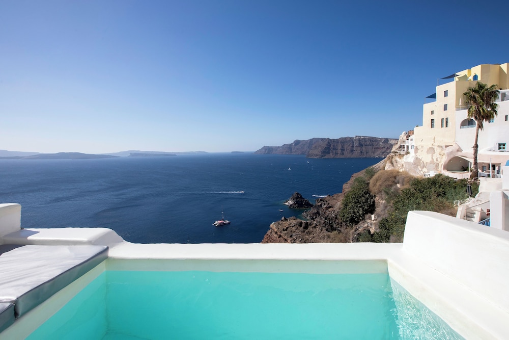 Grand Suite with Plunge Pool and Caldera View