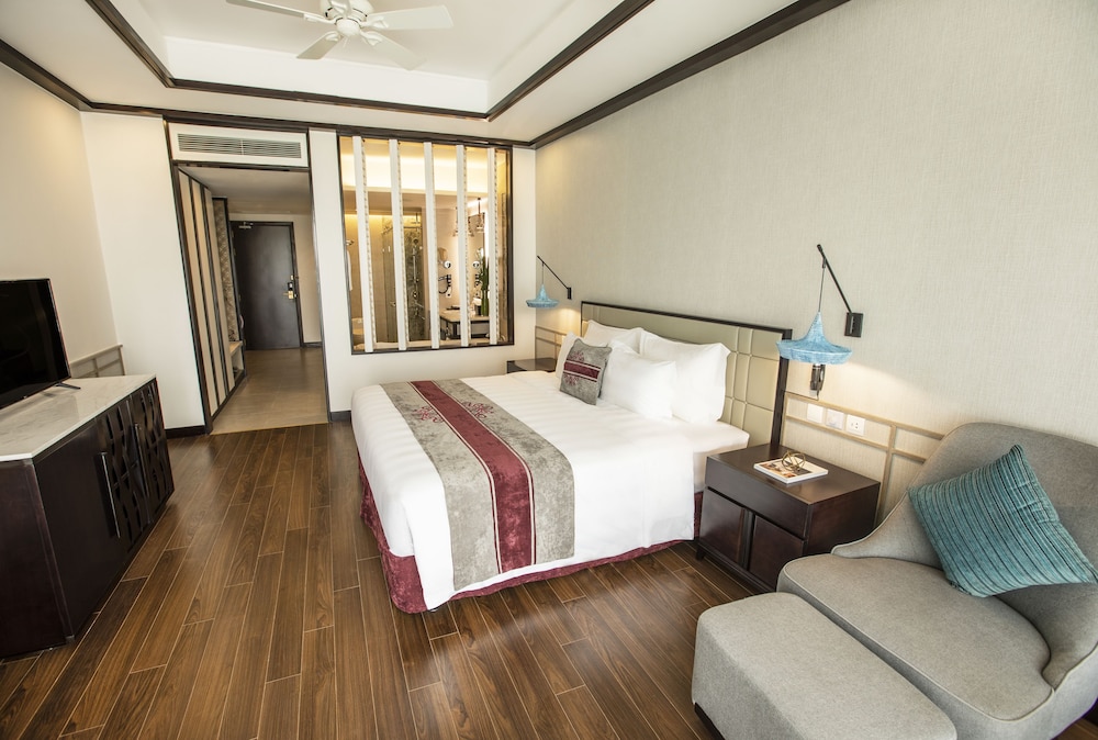 Deluxe Ocean View King Bed - VinWonders Park Access photo 2