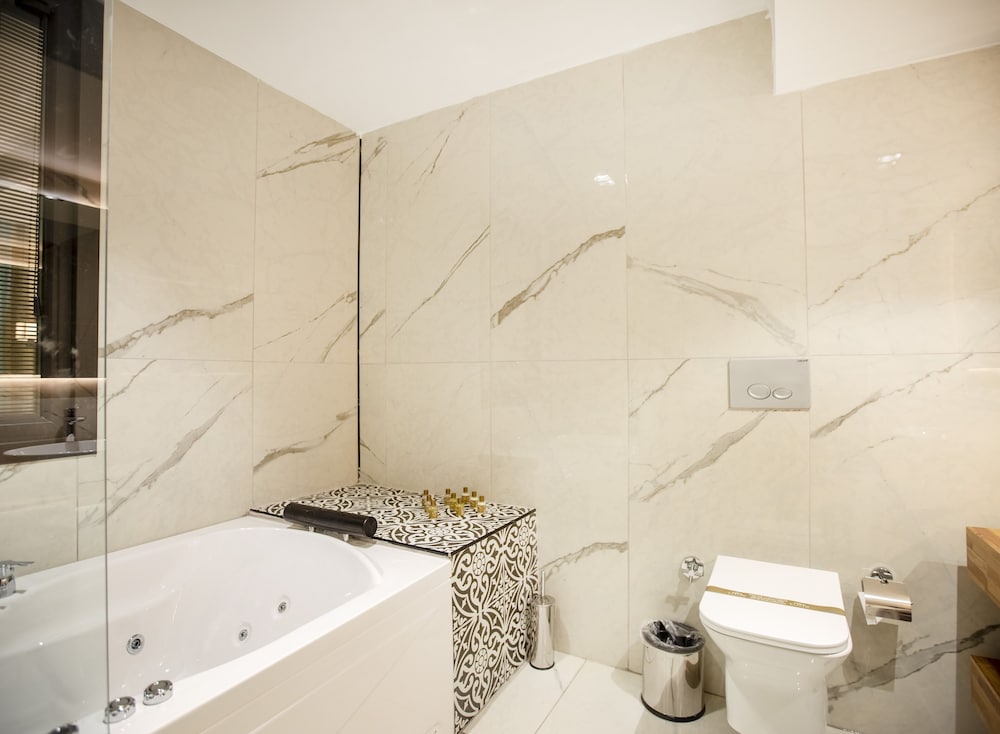 Suite - Photo 8
