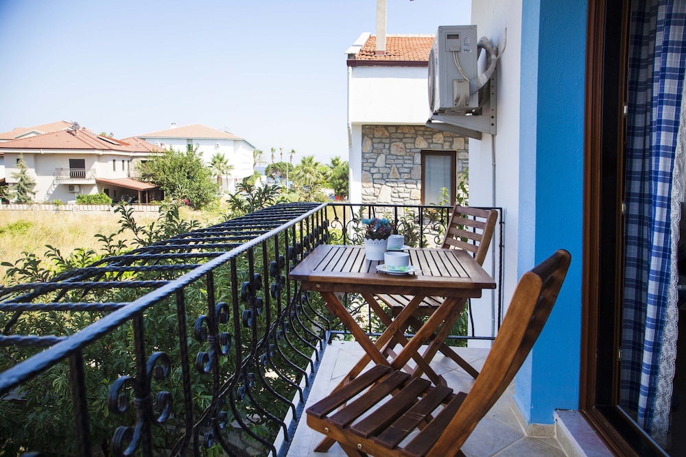 Standard Triple Room, Garden View photo 2