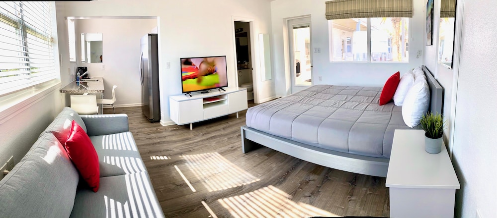 Exclusive Studio Suite, 1 King Bed, Kitchenette, Beach View