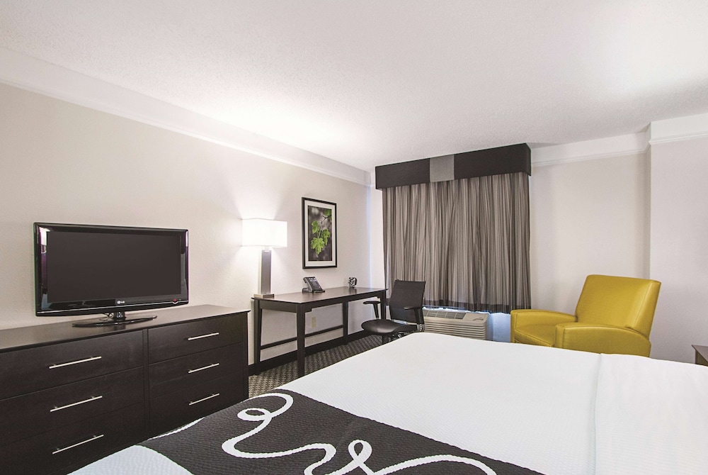 Room, 1 King Bed, Accessible, Non Smoking (Mobility/Hearing, Roll-In Shower) - Photo 1