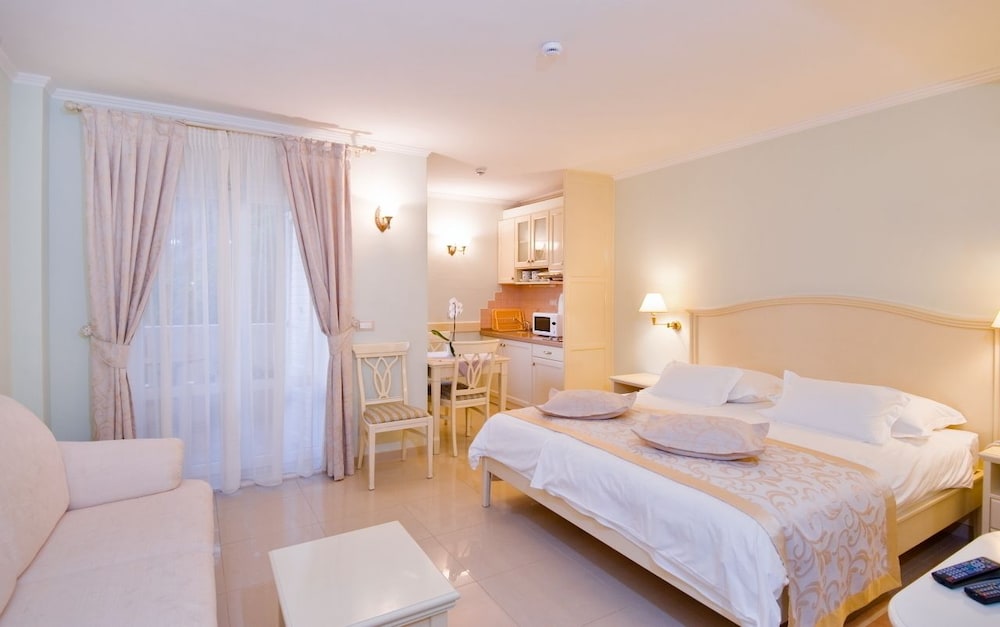 Studio Apartment, Balcony