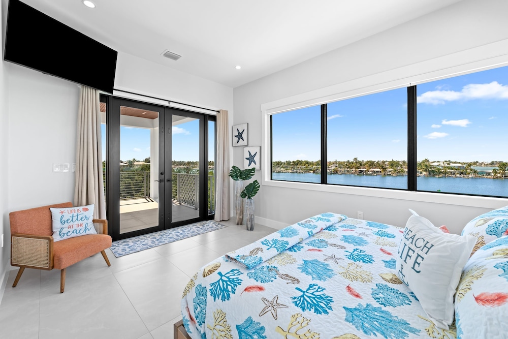 Luxury Seaside Escape ~ Heated Pool w Jacuzzi ~ Elevator ~ Dock ~ Scenic Views, Billede 43