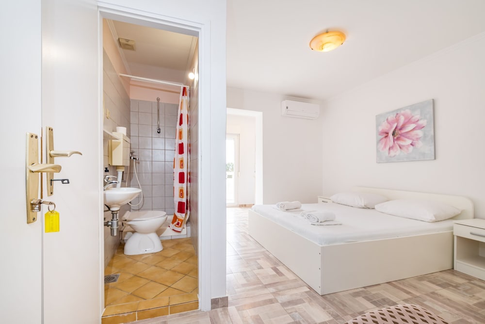 Studio, Multiple Bedrooms, Balcony, Garden View