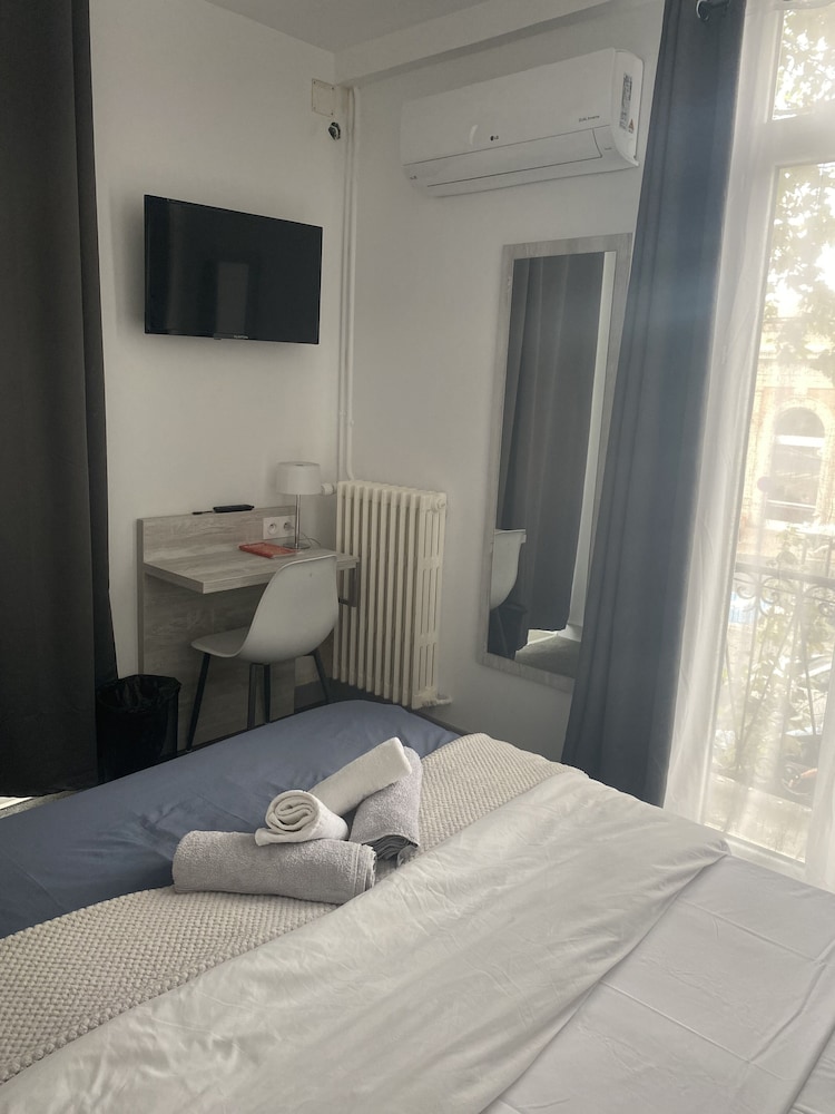 Standard Double Room - Photo 11