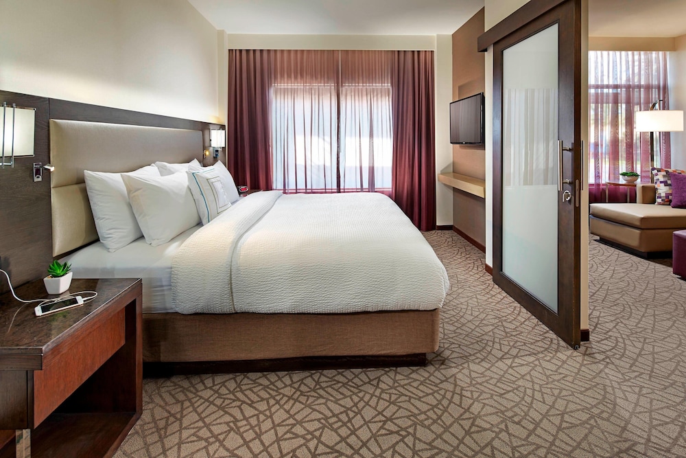 Suite, 1 Bedroom, Park View, Corner - Photo 2