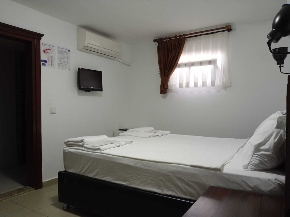 Basement Economy Room, Multiple Beds