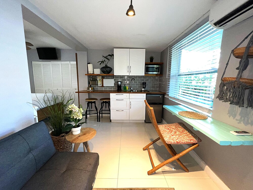 Lovely and comfy Studio, 1 Queen bed, 1 twin sofa bed, non smoking  (no pool access) photo 2