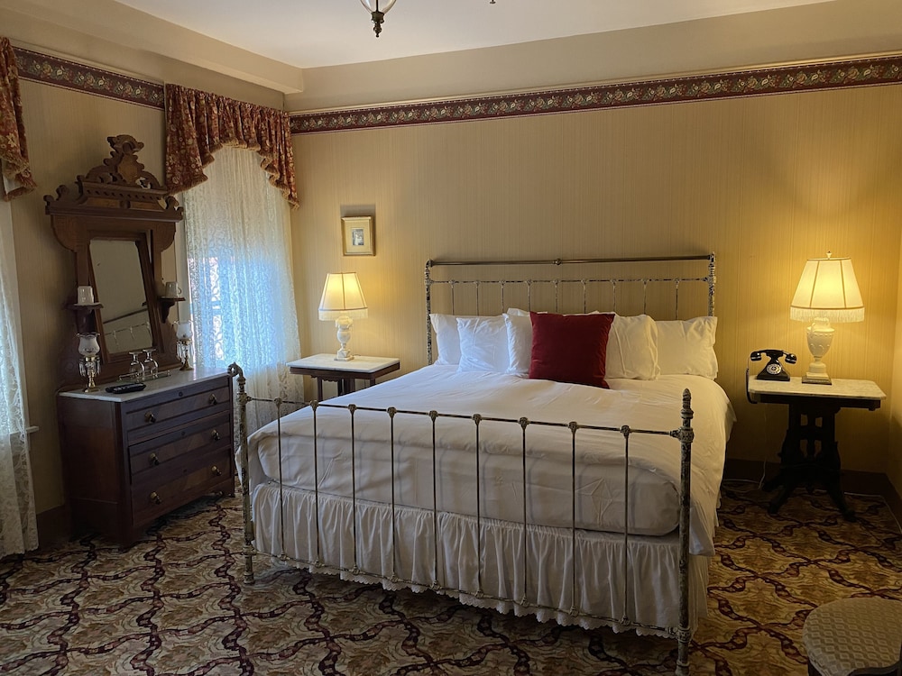 Deluxe Room, 1 King Bed (Dikens) photo 1