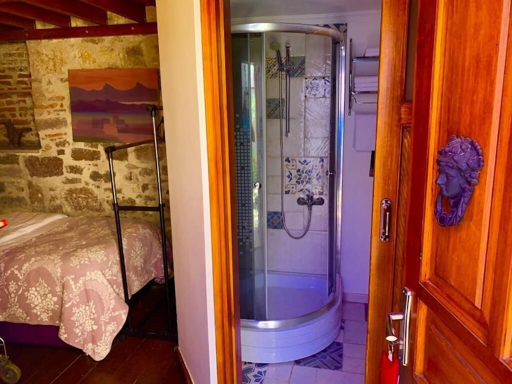 Deluxe Double Room, Multiple Beds photo 3
