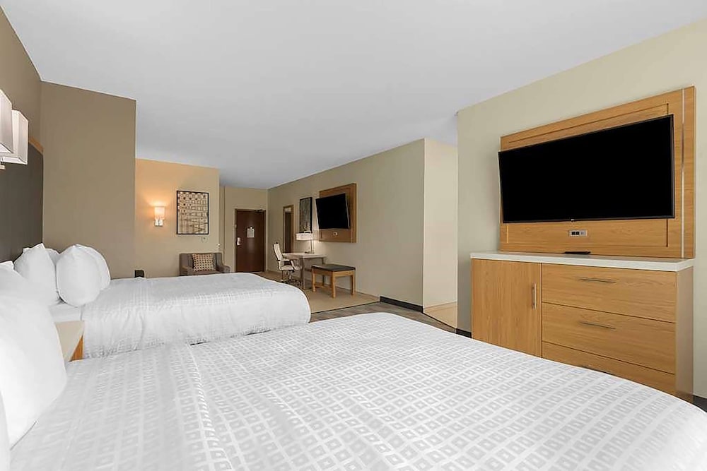 Suite, Multiple Beds (2 TVs) - Photo 2