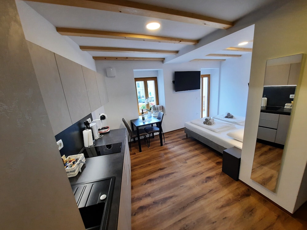 Luxury Studio Suite, Hill View photo 3