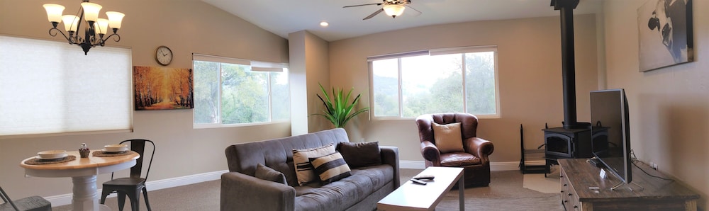 Deluxe 1 bedroom suite with Kitchen-1 Queen bed upstairs photo 2