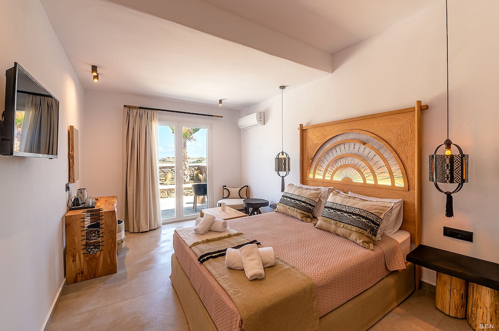 Room with Queen Size Bed and Garden View