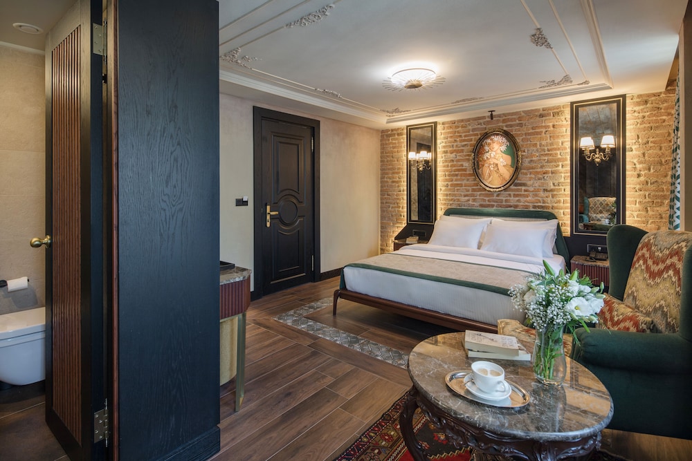 Deluxe Room, 1 Queen Bed photo 2