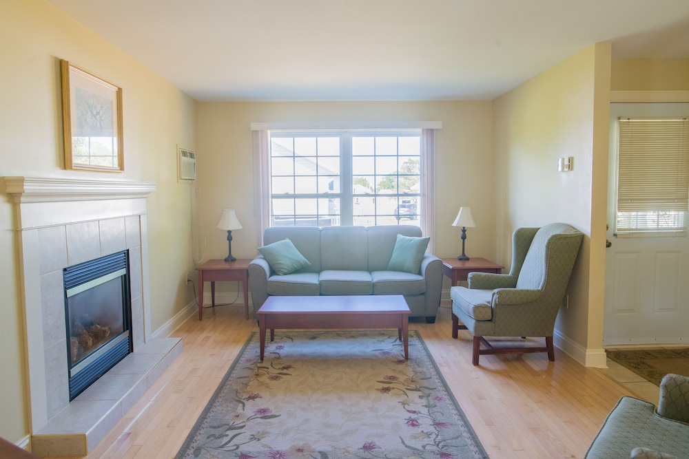 Deluxe Cottage, 2 Bedrooms, Non Smoking (2 Bed 2 Bath Cottage w/private HotTub) photo 1