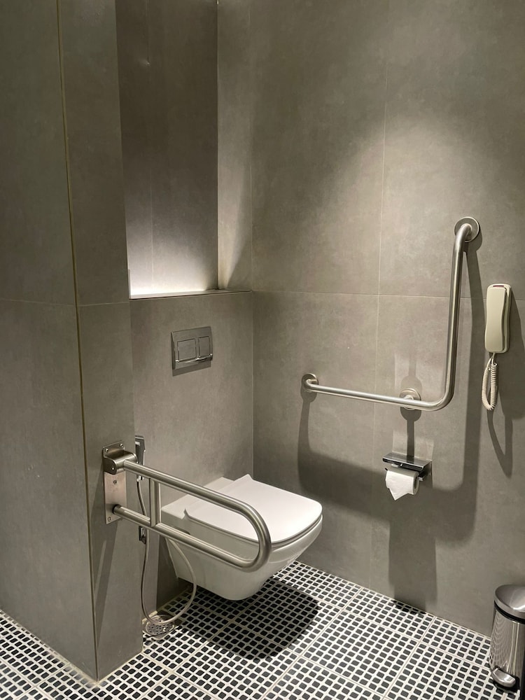 Room, 1 King Bed, Mobility Accessible (Hearing) - Photo 3