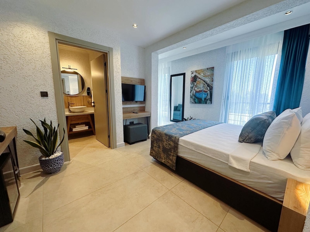 Superior Room, Partial Sea View