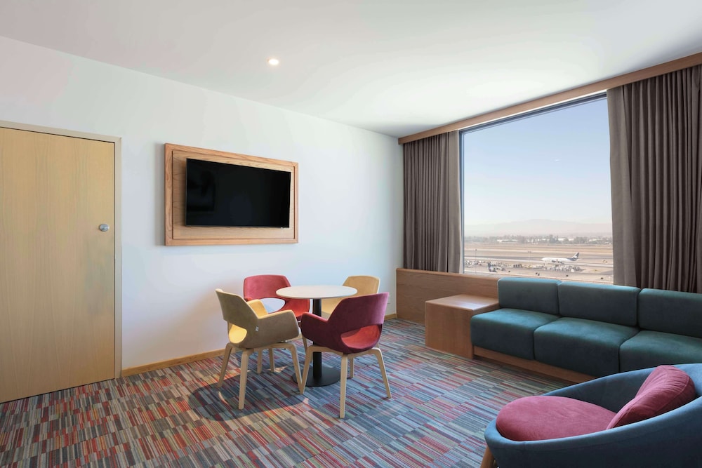 Suite, 1 Bedroom (Airport) thumbnail 5