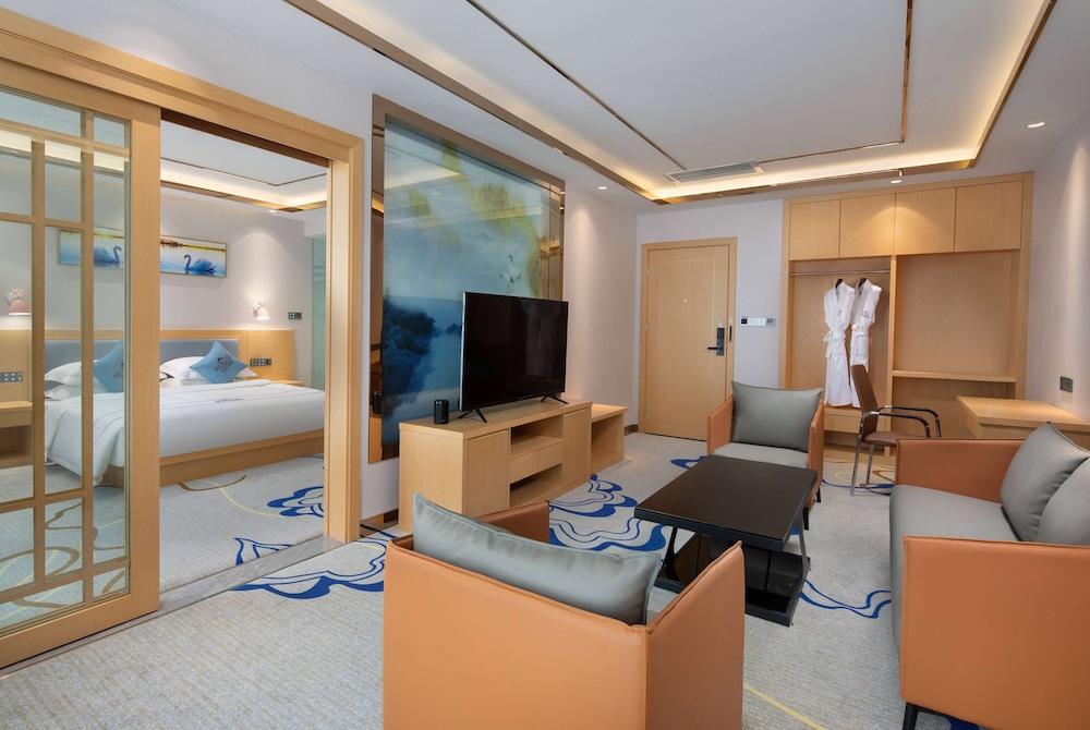 Deluxe Suite, 1 King Bed, Non Smoking photo 1