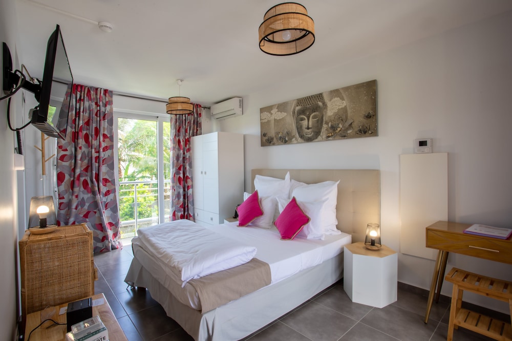 Superior Room, 1 Queen Bed, Balcony, Pool View photo 2