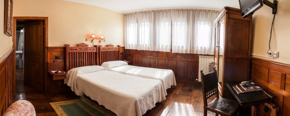 Standard Double Room, 2 Twin Beds, Private Bathroom photo 2