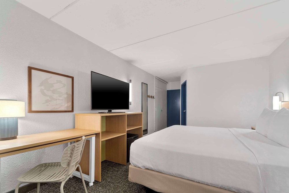 Standard Room, 1 King Bed photo 3